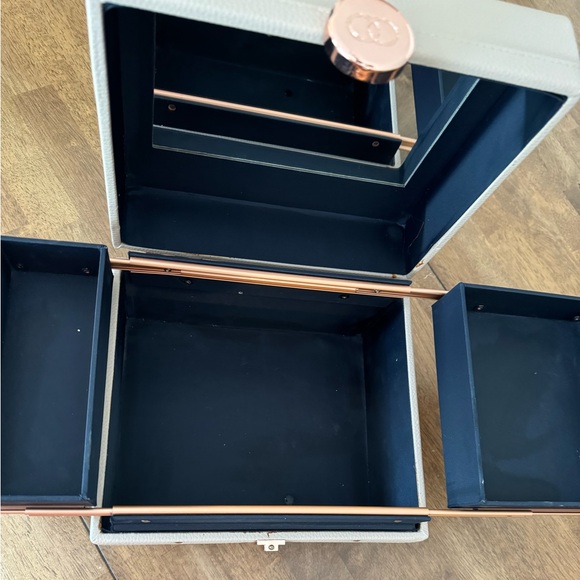 Caboodle Rose Gold Train Case barely used! - Picture 6 of 9